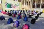 توزیع ۳۰۰ بسته معیشتی و لوازم التحریر بین دانش آموزان لارستانی