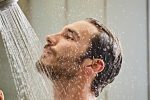مخرب‌ترین عادت در زمان دوش گرفتن برای سلامتی بدن