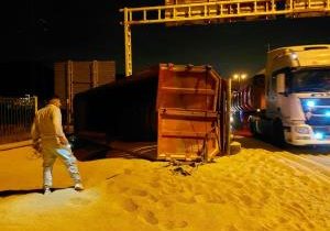 واژگونی تریلی حامل ۳۵ تن غلات