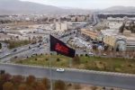 اهتزاز پرچم عزا به مناسبت آغاز دهه فاطمیه در شیراز