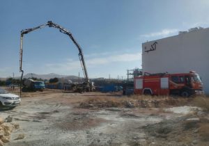 برطرف شدن خطر سقوط دکل پمپ بتن در شیراز
