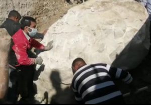 پیکر جوان لاري زير تخت سنگ عظیم پيدا شد + فیلم