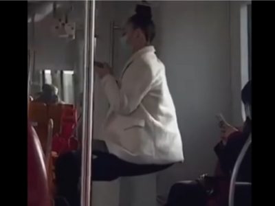آویزان‌شدن یک زن با موهایش در مترو!