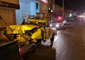 تصادف شدید خودرو سواری با تیر چراغ برق