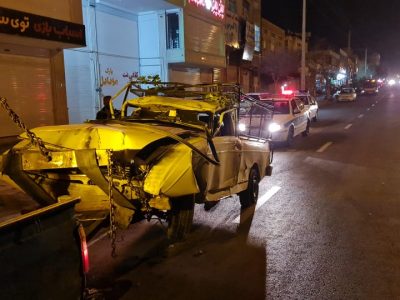 تصادف شدید خودرو سواری با تیر چراغ برق