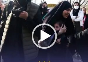 ببینید | ویدیوی کامل از پاشیدن اسپری فلفل روی صورت زنان در پشت در ورزشگاه