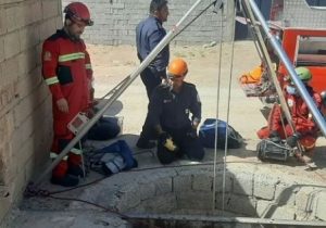 نجات مرد جوان از اعماق چاه بیست متری