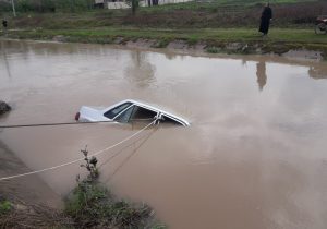  تصاویری وحشتناک از گیر کردن یک پراید در سیل خروشان