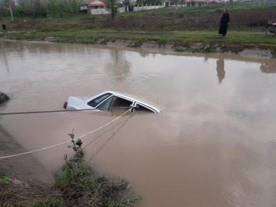  تصاویری وحشتناک از گیر کردن یک پراید در سیل خروشان