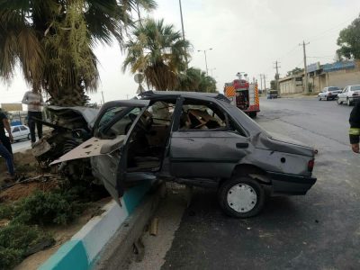 یک فوتی ویک مصدوم در برخورد خودرو با درخت در شیراز