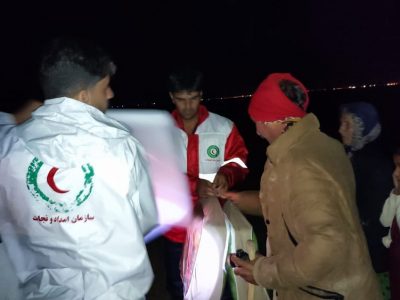 توزیع اقلام امدادی و مواد غذایی بین سیل زدگان مرودشت/تصاویر