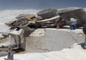 سقوط لودر در معدن/راننده جان باخت