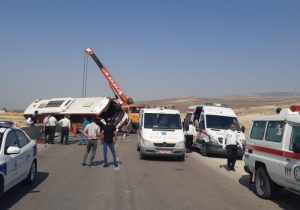 واژگونی اتوبوس در فیروز آباد با ۱۸ مصدوم