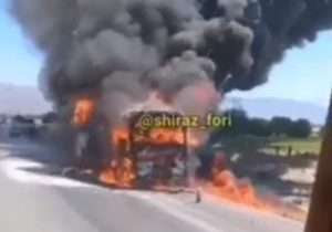 آتش سوزی اتوبوس مسافربری در محور شیراز – سعادت شهر+فیلم