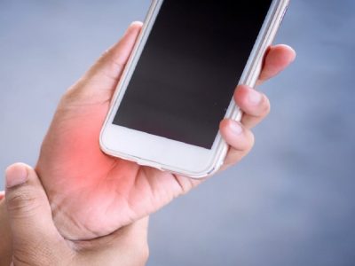 چگونه جلوی درد دست ناشی از افراط در کار با گوشی را بگیریم؟