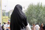 تصویری ناراحت کننده از حمله به یک خانم محجبه/چادر و روسری از سرش کشیدند