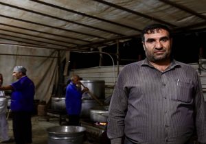 طبخ روزانه ۳ هزار پرس غذا برای زائران در موکب احمد بن موسی (ع)
