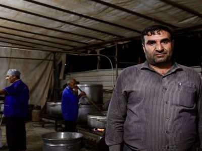 طبخ روزانه ۳ هزار پرس غذا برای زائران در موکب احمد بن موسی (ع)