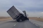 واژگونی وحشتناک یک تریلی در جاده