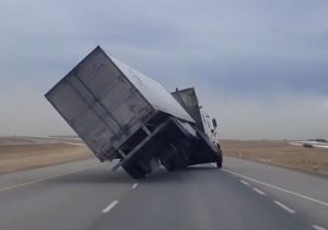 واژگونی وحشتناک یک تریلی در جاده
