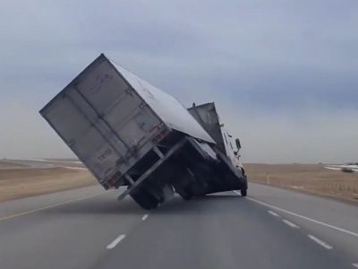 واژگونی وحشتناک یک تریلی در جاده