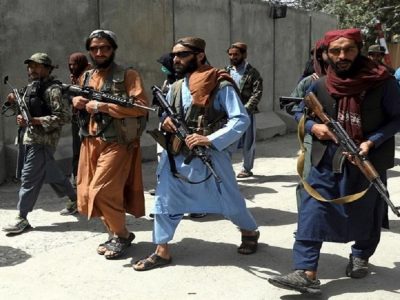 ببینید | رفتار عجیب افراد طالبان از دیدن یک سیاه‌پوست آفریقایی