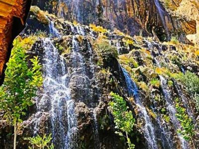 جاری شدن آبشار در ارژن در پی بارش باران