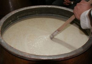 طبخ و توزیع ۵ تن حلیم نذری در جهرم