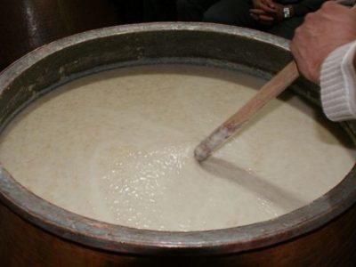 طبخ و توزیع ۵ تن حلیم نذری در جهرم