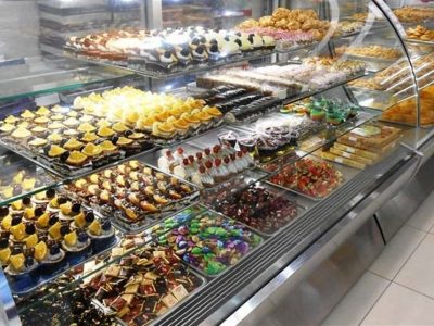 ورود با خودرو به داخل قنادی