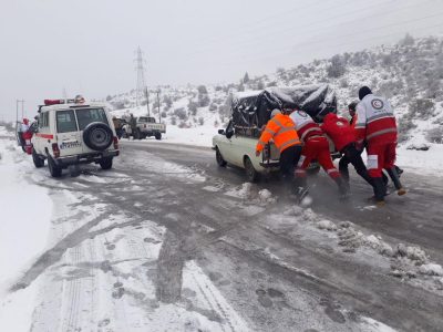 امداد رسانی به ۴۰ نفر در برف و یخبندان