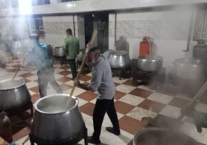 در بانش فارس یک تن آش نذری توزیع شد