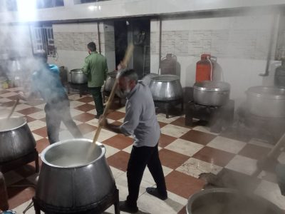 در بانش فارس یک تن آش نذری توزیع شد