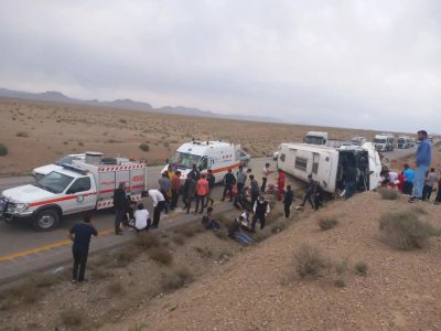واژگونی اتوبوس با ۱۶ مصدوم و یک فوتی در فارس