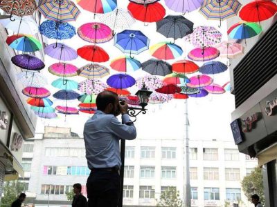 فارس در انتظار نخستین بارش زمستانه