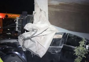 ۵ مصدوم در واژگونی تریلی حامل سنگ آهن بر روی خودرو سواری در شیراز