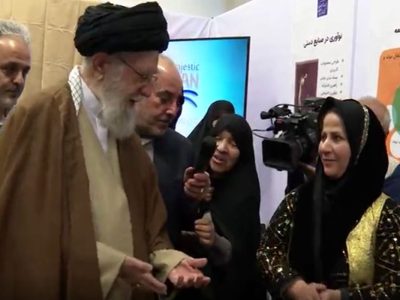 هدیه جالب غرفه‌دار صنایع دستی به رهبر انقلاب