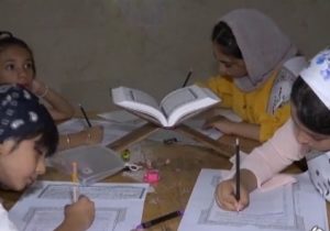 کتابت قرآن کریم با حضور کودکان و نوجوانان در نی ریز