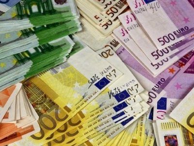مسافر پرواز خارجی به علت قاچاق ارز در شیراز بیش از ۱ میلیارد تومان، جریمه شد