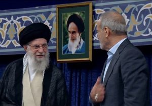 تقدیم حکم تنفیذ ریاست جمهوری چهاردهم توسط رهبر انقلاب