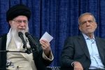 قابی از پزشکیان در کنار رهبر انقلاب در مراسم تنفیذ چهاردهم
