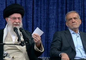 قابی از پزشکیان در کنار رهبر انقلاب در مراسم تنفیذ چهاردهم