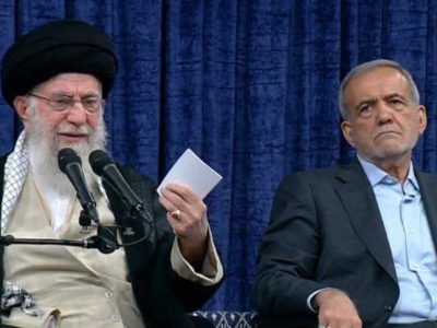 قابی از پزشکیان در کنار رهبر انقلاب در مراسم تنفیذ چهاردهم