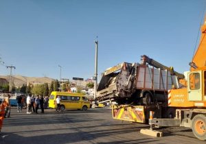۱۱ مصدوم در برخورد کامیون حمل زباله در شهر صدرای شیراز