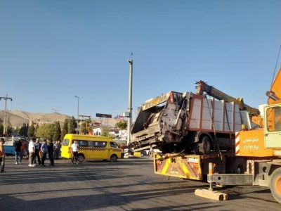 ۱۱ مصدوم در برخورد کامیون حمل زباله در شهر صدرای شیراز