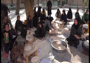 ۱۰ هزار قرص نان و ۱۰۰ کیلوگرم گردو برای زائران کربلا در مرودشت آماده شد