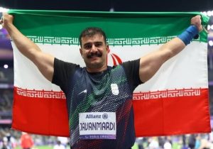 نشان طلای جهانی بر گردن ورزشکار فارسی