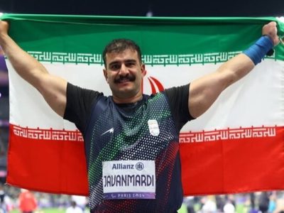 نشان طلای جهانی بر گردن ورزشکار فارسی
